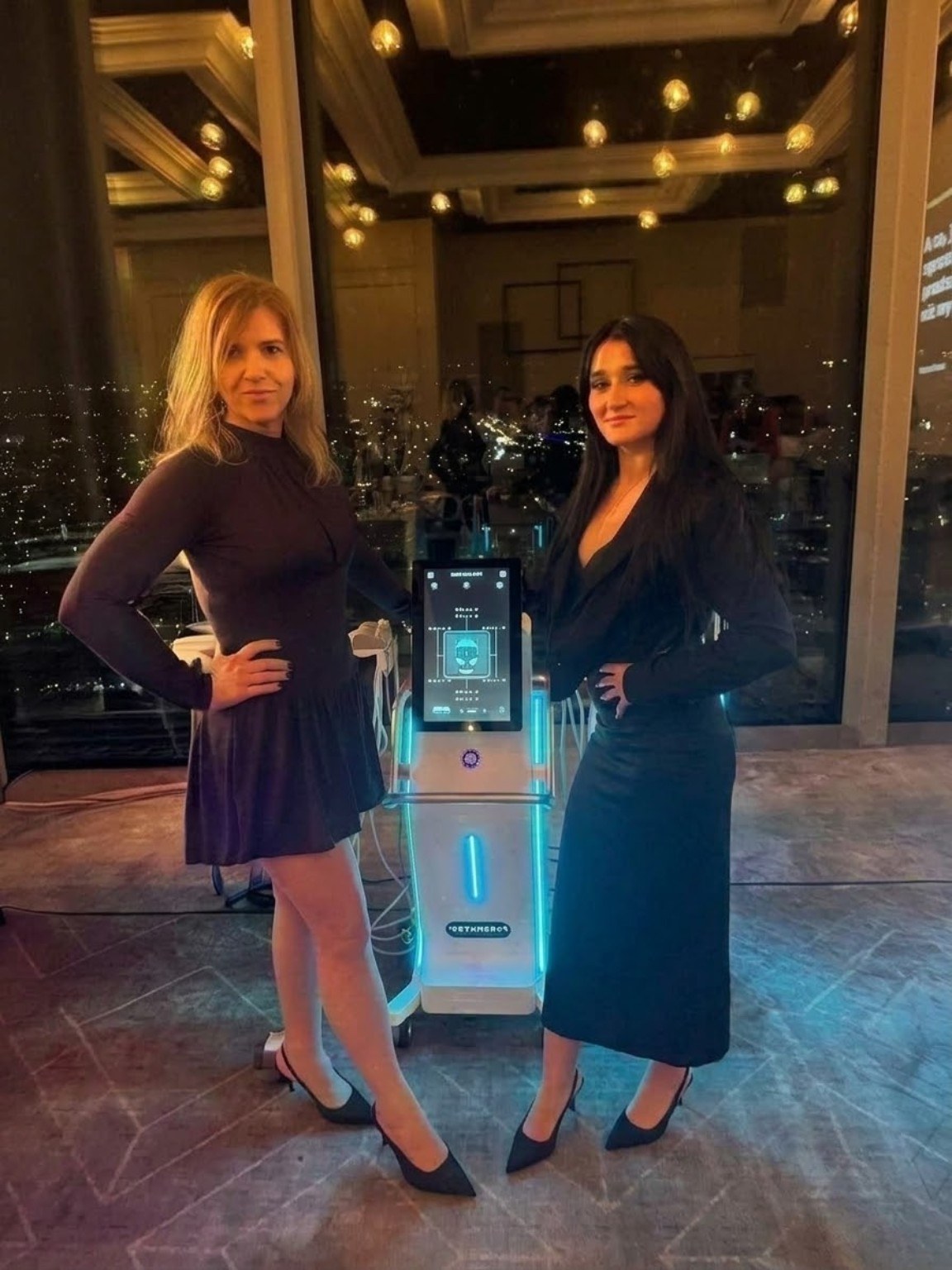 Agata i Oliwia z urządzeniem do zabiegu FaceMatic